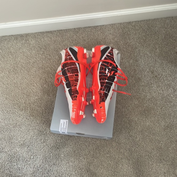 Messi soccer cleats, barely worn, great condition - Picture 3 of 4